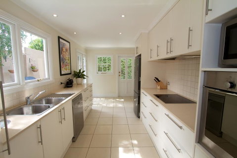 Strahan House - Accommodation Adelaide 2