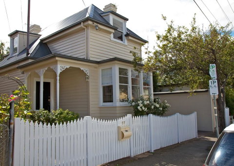 Strahan House - Accommodation Adelaide 1