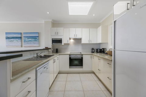 Stunning Top Floor Sunshine Beach Getaway! Unit 7 Vista Pacific 12 Bryan Street - Accommodation Adelaide 3