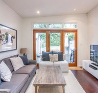 Stunning Townhouse- Quiet Street Close to CBD - Accommodation Adelaide