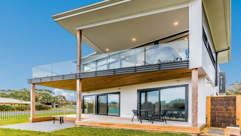 SWEEPING VIEWS - FREE WIFI & NETFLIX - PET FRIENDLY (OUTSIDE ONLY) - Accommodation Adelaide 1