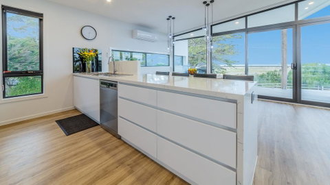 SWEEPING VIEWS - FREE WIFI & NETFLIX - PET FRIENDLY (OUTSIDE ONLY) - Accommodation Adelaide 3