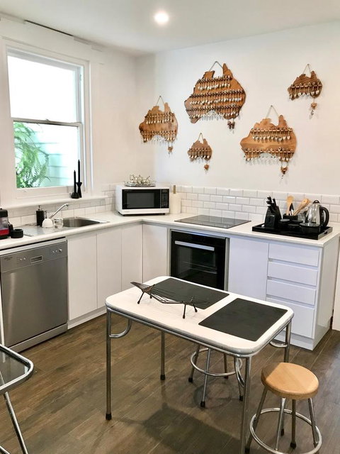 Devine Stays - Rupert #1 NOHO Art Apartment - Accommodation Adelaide 8