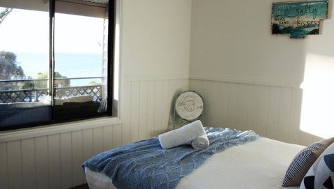 KINGFISHER COTTAGE Beachfront At The Binalong Bay - Accommodation Adelaide 11