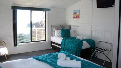 KINGFISHER COTTAGE Beachfront At The Binalong Bay - Accommodation Adelaide 5