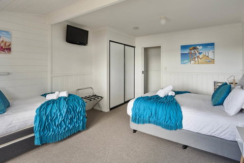 KINGFISHER COTTAGE Beachfront At The Binalong Bay - Accommodation Adelaide 3