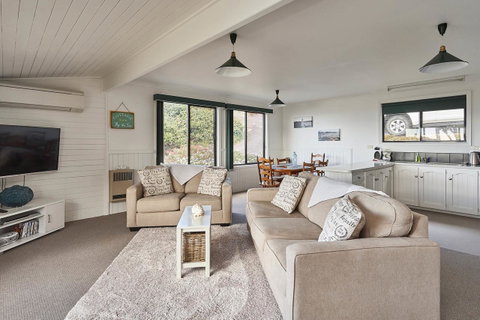 KINGFISHER COTTAGE Beachfront At The Binalong Bay - Accommodation Adelaide 4