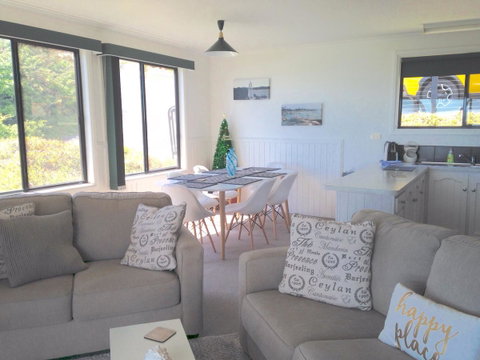 KINGFISHER COTTAGE Beachfront At The Binalong Bay - Accommodation Adelaide 24