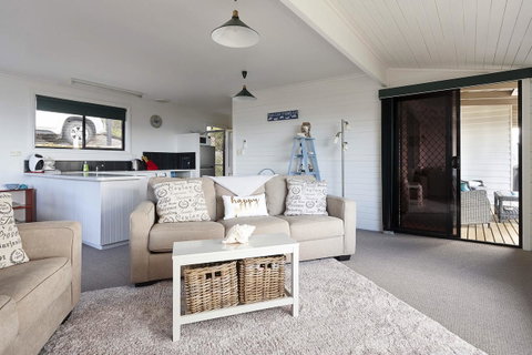 KINGFISHER COTTAGE Beachfront At The Binalong Bay - Accommodation Adelaide 22