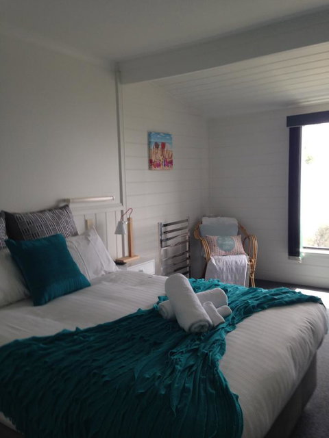 KINGFISHER COTTAGE Beachfront At The Binalong Bay - Accommodation Adelaide 23