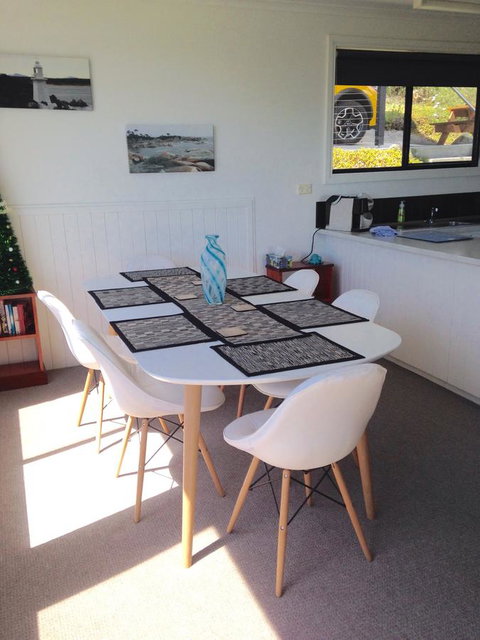 KINGFISHER COTTAGE Beachfront At The Binalong Bay - Accommodation Adelaide 14