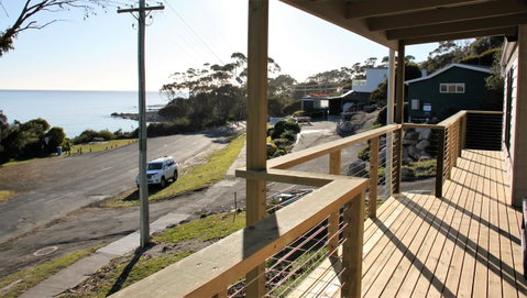 KINGFISHER COTTAGE Beachfront At The Binalong Bay - Accommodation Adelaide 9