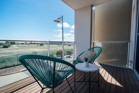 The Cove @ New Port-Pool - Spa - Sauna - Gym & More - Accommodation Adelaide 1