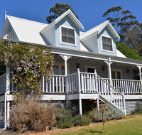 The Doll's House - Charming 2 bedroom cottage just a short walk from the village - Accommodation Adelaide