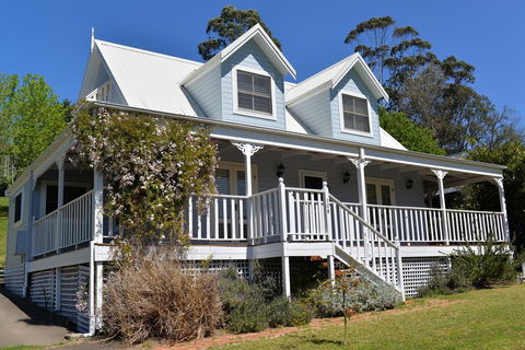 The Doll's House - Charming 2 Bedroom Cottage Just A Short Walk From The Village - Accommodation Adelaide 0