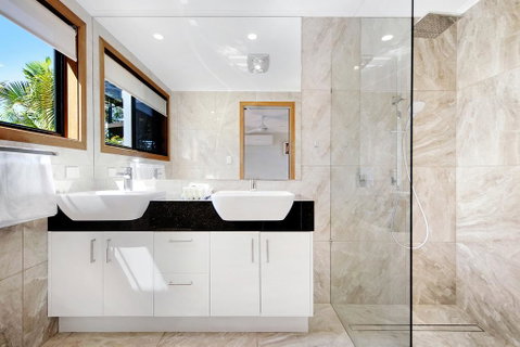THE VIEW, TUGUN - 4 Bedrooms - Sea Views - Private Heated Pool - Accommodation Adelaide 2