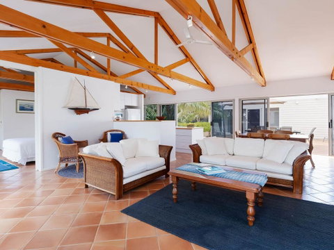Unit 1 44 Danalene Pde Fantastic Waterfront Property With Air Con - Accommodation Adelaide 1