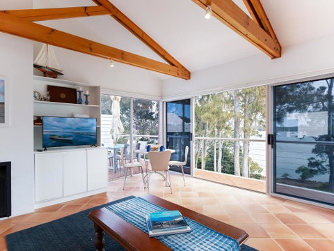 Unit 1 44 Danalene Pde Fantastic Waterfront Property With Air Con - Accommodation Adelaide 3