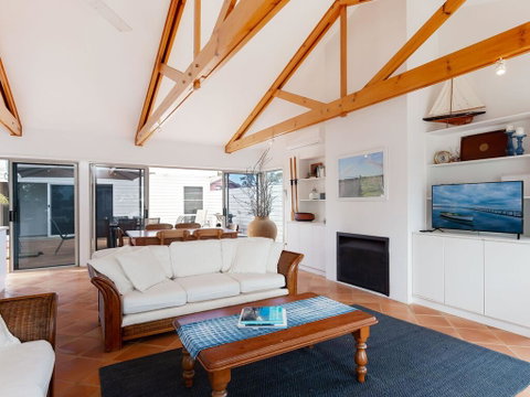 Unit 1 44 Danalene Pde Fantastic Waterfront Property With Air Con - Accommodation Adelaide 2