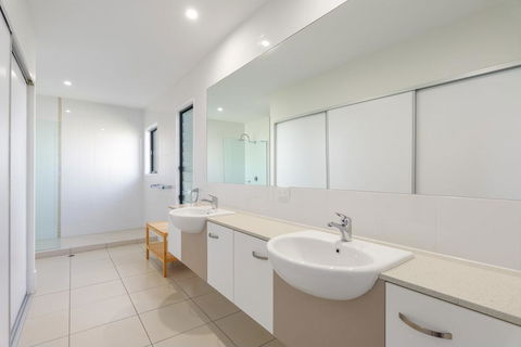 Unit 3 Rainbow Surf - Modern, Double Storey Townhouse With Large Shared Pool, Close To Beach And Shop - Accommodation Adelaide 1