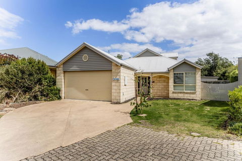 WALKIN ON SUNSHINE - STROLL TO BEACH BREAK - Accommodation Adelaide 0