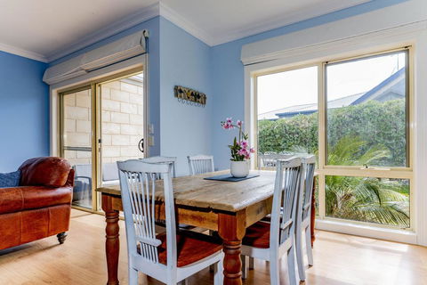 WALKIN ON SUNSHINE - STROLL TO BEACH BREAK - Accommodation Adelaide 1