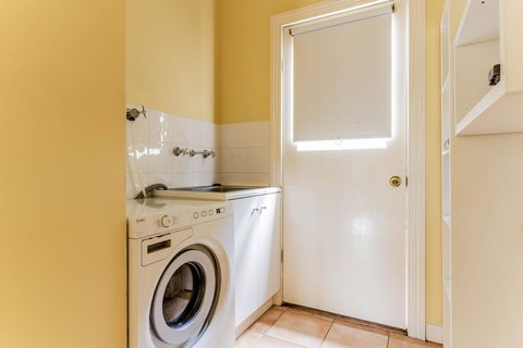 WALKIN' ON SUNSHINE - Accommodation Adelaide 3