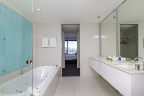 Q1 Resort & Spa - Official - Accommodation Adelaide 1