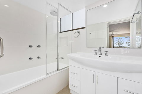 Columbia Beachfront Apartments On Rainbow Bay - Accommodation Adelaide 24