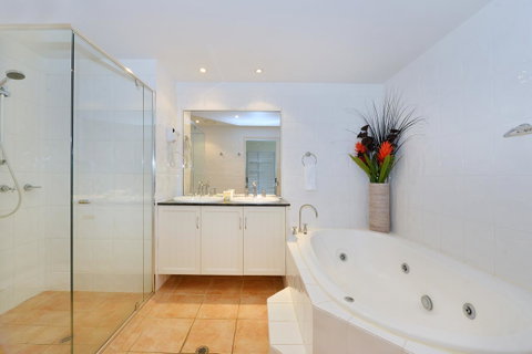 Cayman Villas Port Douglas - Accommodation Adelaide 23
