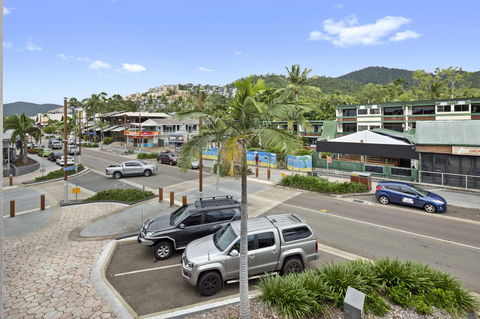 Location! 2BR Town View Unit In Centre Of Airlie. - Accommodation Adelaide 1
