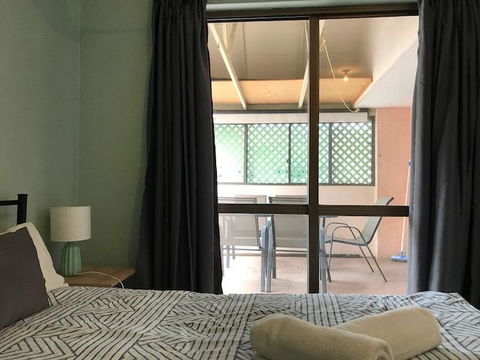 Location! 2BR Town View Unit In Centre Of Airlie. - Accommodation Adelaide 24