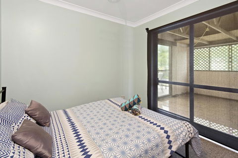 Location! 2BR Town View Unit In Centre Of Airlie. - Accommodation Adelaide 5