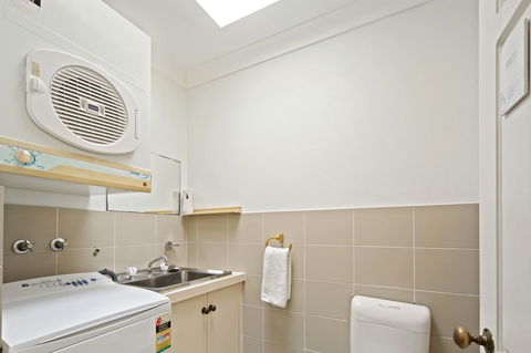 Location! 2BR Town View Unit In Centre Of Airlie. - Accommodation Adelaide 18