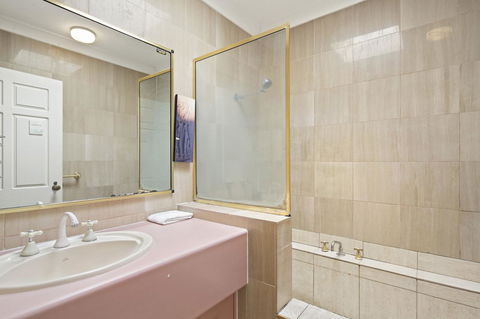 Location! 2BR Town View Unit In Centre Of Airlie. - Accommodation Adelaide 3