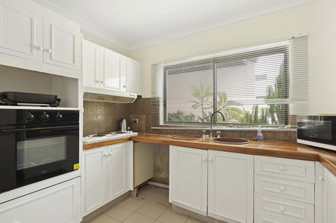 Location! 2BR Town View Unit In Centre Of Airlie. - Accommodation Adelaide 11