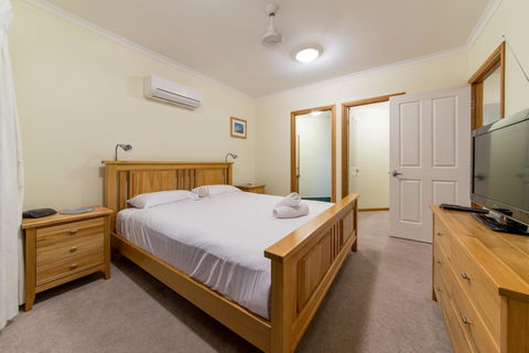 Paradise Penthouse At Waves - Airlie Beach - Accommodation Adelaide 12