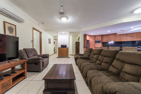 Paradise Penthouse At Waves - Airlie Beach - Accommodation Adelaide 8