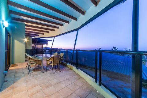 Paradise Penthouse At Waves - Airlie Beach - Accommodation Adelaide 26