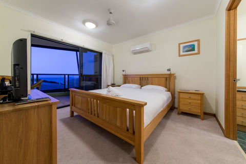 Paradise Penthouse At Waves - Airlie Beach - Accommodation Adelaide 13
