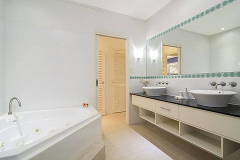 Whispering Palms - Accommodation Adelaide 3