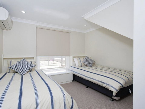 Whispering Sands', 10 Sandy Point Road - Luxury Waterfront Home With Aircon, WIFI & Foxtel - Accommodation Adelaide 2