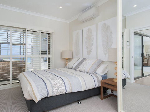 Whispering Sands', 10 Sandy Point Road - Luxury Waterfront Home With Aircon, WIFI & Foxtel - Accommodation Adelaide 1