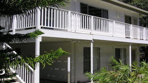 Wonky Pine Beach House, NARRWALLEE- 4 Bedroom - Accommodation Adelaide 0