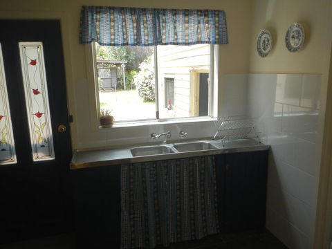 Yarram Cottage: Art And Accommodation - Accommodation Adelaide 2