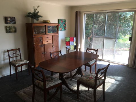 Yarram Cottage: Art And Accommodation - Accommodation Adelaide 3