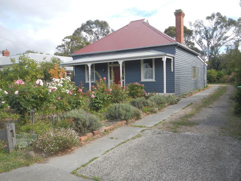 Yarram Cottage: Art And Accommodation - Accommodation Adelaide 1
