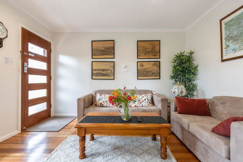 Spacious Bungalow5min Walk To Station5min To Box HillWiFiParking - Accommodation Adelaide 0