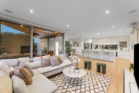 33 Splash & Stay Melbourne Getaway - Accommodation Adelaide 3