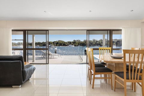 Affordable Riverfront, Pool, Private Pontoon - Accommodation Adelaide 4